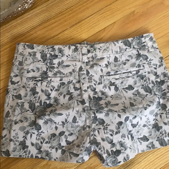 J brand high rise grey floral short size 29 - Picture 3 of 4